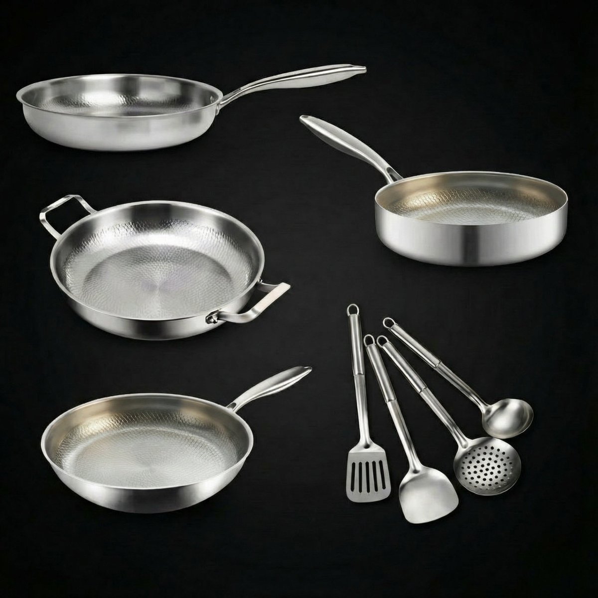 Gehämmertes Titan-Familienset: 4 Pfannen & Küchenutensilien